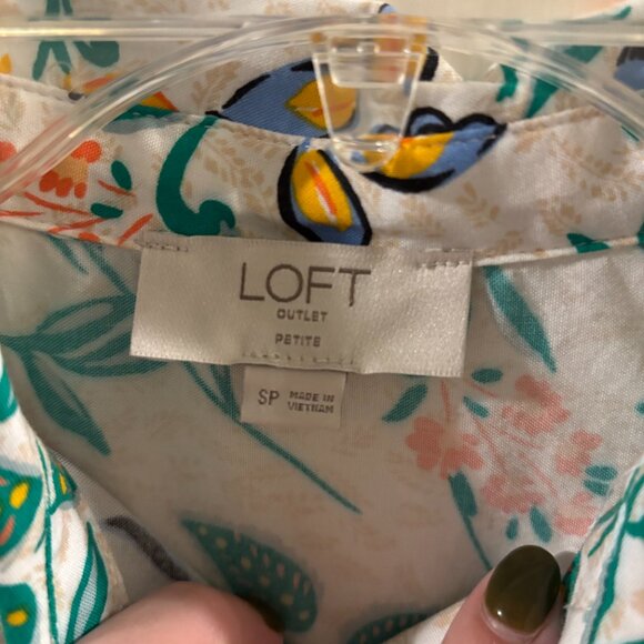 Loft Outlet Women's Loose White Button-up with Multicolor Floral Print Size: SP - Picture 4 of 5